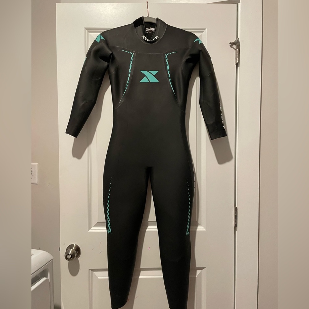 Women’s wetsuit and swim buoy